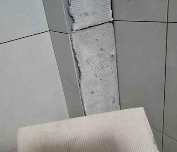 乳山瓷砖空鼓维修公司分享下厨房瓷砖脱落的补救措施。